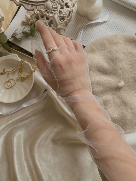 Aesthetic Gloves, Gloves Aesthetic, Elegant Gloves, Gloves Fashion, Wedding Gloves, Bridal Gloves, Old Money Style, Old Money Aesthetic, White Aesthetic