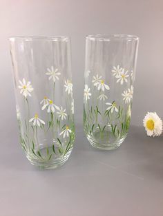 Glass Art Design Ideas, Daisy Glass Painting, Drinking Glass Painting Ideas, Tumbler Painting Ideas, Wine Glass Art Ideas, Hand Painted Glassware Diy, Painting On Glasses, Painted Glass Ideas, Painting On Glass Cups