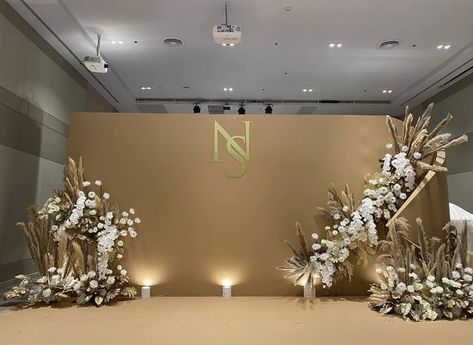 Wedding Reception Background, Reception Background, Brown Backdrop, Background Brown, Simple Wedding Decorations, Wedding Backdrop Design, Backdrop Wedding, Centerpieces Wedding, Wedding Decor Style