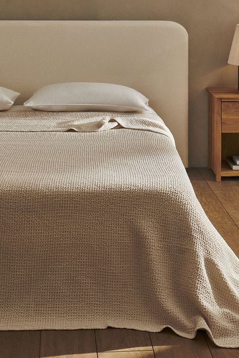 Quilt Covers | Bedspreads Bedroom Home | ZARA United Kingdom Zara Home Bedding, Zara Home Bed, Zara Home Bedroom, Mom Business, Linen Bedspread, Quilt Covers, Cotton Bedspread, Velvet Quilt, Wooden Side Table