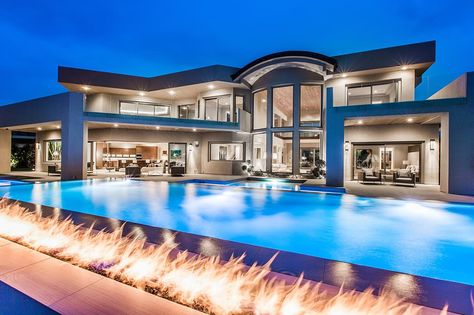 Big Houses With Pools, Beach House Mansion, Mansions Modern, Dream House Mansions, Houses Mansions, Big Mansions, Futuristic House, Luxurious Mansion, Mansion Exterior