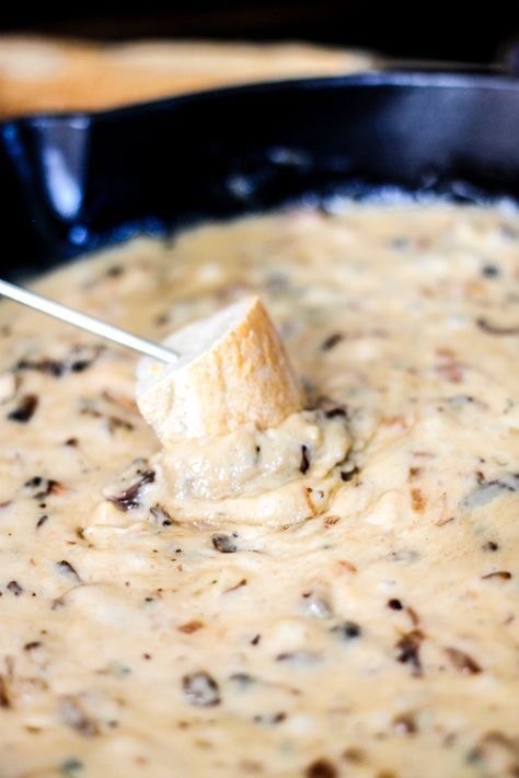 Mushroom Brie Fondue is a perfect blend of three different cheese and delicious mushrooms! This appetizer will not last long! Brie Fondue, Appetizers Brie, Mushroom Brie, Fondue Dinner, Fondue Night, Brie Bites, Fondue Party, Fondue Recipes, Party Food Appetizers