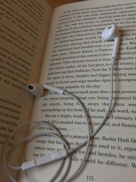 Book Earphone Aesthetic, Books And Earphones, Book And Earphone Aesthetic, Aesthetic Book Pfp, Wired Earphones Aesthetic, Book Pfp Aesthetic, Autumn Book Aesthetic, Book Profile Picture, Autumn Aesthetic Icons