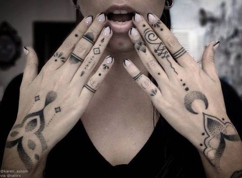 Mandala hand and finger tattoo Finger Tattoo For Women, Finger Tats, Hand And Finger Tattoos, Tattoo Trend, Hand Tats, Fatima Hand, Disney Tattoo, Hand Poked Tattoo, Geniale Tattoos