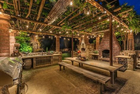 Rustic Patio Furniture, Rustic Outdoor Kitchens, Outdoor Covered Patio, Concrete Patios, Rustic Patio, Outdoor Patio Ideas, Pergola Design, Casa Country, Backyard Kitchen