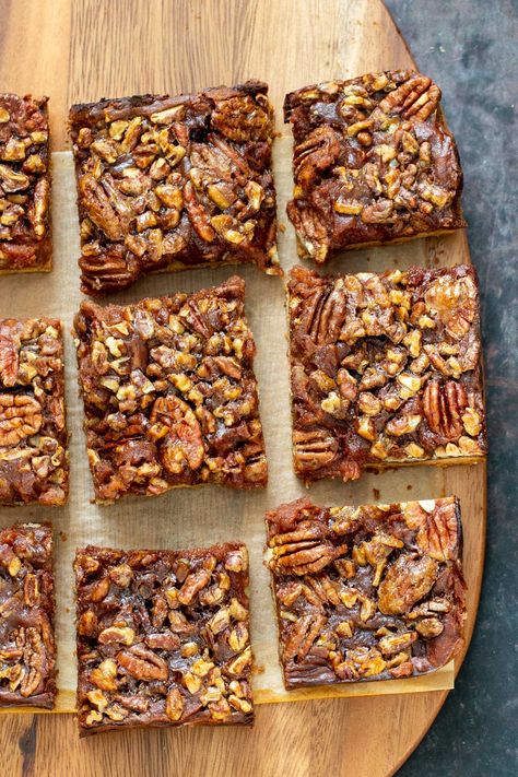 Easy Pecan Pie Bars, Vegan Pecan Pie Bars, Vegan Christmas Desserts, Easy Pecan Pie, Vegan Pecan Pie, Date Caramel, Vegan Pecan, Gluten Free Pastry, Vegan Richa