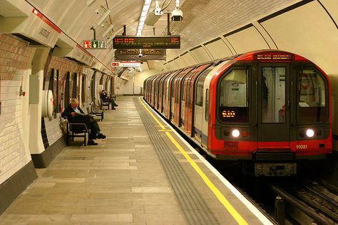 Does this look familiar? This is the train station from The Chronicles of Narnia: Prince Caspian! London Underground Train, Tube Train, Underground Tube, Metro Paris, Metro Subway, Oyster Card, Metro System, London Tube, London Attractions