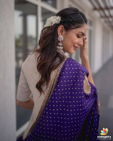 Hair Style On Saree, Mrunal Thakur, Bridal Hairdo, Ethnic Hairstyles, Hairstyles For Layered Hair, Traditional Indian Outfits, Glamorous Makeup, Natural Glam, Ethnic Outfits