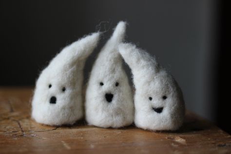 Set of three needle felted ghosts. Approx. 2 to 3 inches high Suitable as decor. String can be added to use as Christmas ornament Product is not suitable as toy for children under age of 3, as it contains small details. Colour may be slightly different from actual item in terms of color due to the lighting during photo shooting or the monitor's display. Felt Halloween Decorations, Cork Christmas Trees, Needle Felted Ornaments, Needle Felted Christmas, Homemade Dolls, Felt Gifts, Wine Cork Crafts, Felt Halloween, Needle Felting Projects