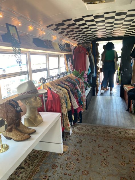 Mobile Thrift Store, Pop Up Vintage Shop, Vintage Visual Merchandising, Antique Pop Up Shop, Portable Store, Vintage Clothing Market Stall, Vintage Pop Up Shop, Camper Boutique, Fashion Trucks Mobile Boutique