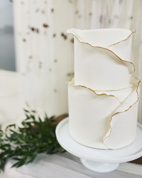 Simple, yet sophisticated white anx gold wedding cake by @sugarflourcc Wedding Cake Green White, Small White Wedding Cake, Nikkah Cake, Melody Cake, Cake Engagement, Gothic Wedding Cake, White And Gold Wedding Cake, 50th Wedding Anniversary Cakes, Wedding Cake Ribbon