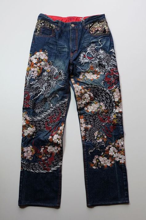 Japan Lover Me, Diy Jeans, Denim Art, Custom Jeans, Painted Jeans, Japanese Embroidery, Painted Denim, Painted Clothes, Japanese Vintage