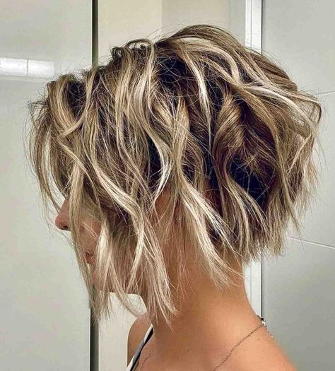 13 Gorgeous Chin-Length Hair Ideas to Inspire You Choppy Chin Length Hair, Chin Length Bob Hairstyles, 30 Hair Color, Haircuts Women, Choppy Cut, Short Choppy Haircuts, Choppy Haircuts, Shaggy Short Hair, Chin Length Bob