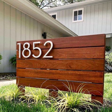 Modern House Numbers sur Instagram : we love how this turned out! 💪bravo @carcryder #welikeyourstyle . . #Repost @carcryder ・・・ New address sign, thanks to carpenter… House Numbers Diy Curb Appeal, Fence With House Number, Planter With House Number, Diy Number Signs For House, Modern House Address Signs, Address Wall Landscape, Diy Yard Address Sign, Front Yard Address Sign, House Number Landscaping