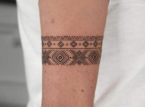 Feminine Armband Armband Tattoo Traditional, Boho Arm Band Tattoo, Legband Tattoo Women, Dainty Arm Band Tattoos For Women, Lace Arm Band Tattoo, Feminine Armband Tattoo, Ornamental Armband Tattoo, Arm Tattoo Bracelet, Ornamental Arm Band Tattoo