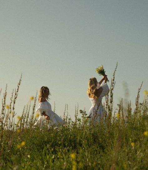 Roomie Photoshoot, Good Life Aesthetic, Photoshoot Ideas Best Friends, Avery Anna, Aesthetic Sisters, Ethereal Photoshoot, June Aesthetic, 2024 Photoshoot, Guavas