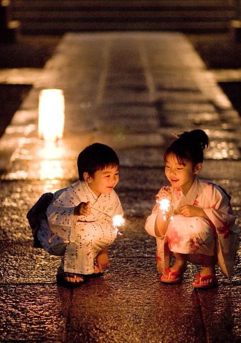 Japan. Fireworks in the summer. Precious children! Cool Baby, Kyushu, Maneki Neko, People Of The World, 인물 사진, Japanese Culture, Little People, People Around The World, Beautiful World