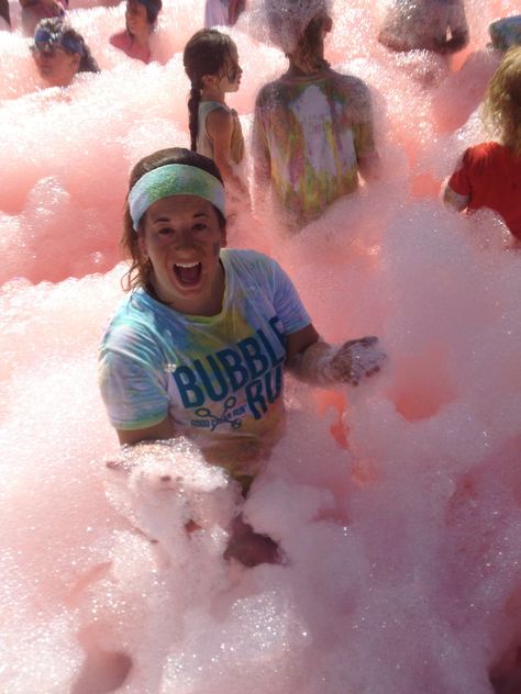 Bubble run ... Running through bogs of bubbles that range from 3 to 7 feet .. Everybody loves bubbles!!!!! Fun Run Outfit, Bubble Run, Foam Party, Running Events, Obstacle Course, Fun Run, Natural High, Beautiful Body, Summer Bucket Lists