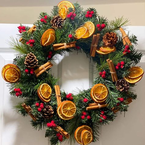 Orange Christmas Decor, Wreath Decorating Ideas, Dekoratívne Vence, Christmas Decorations Indoor, Natural Christmas Decor, Orange Christmas, Christmas Tree Inspiration, Xmas Wreaths, Christmas Crafts Decorations