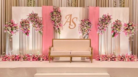 Simple Engagement Stage Decor, Stage Decorations For Reception, Stage Decoration Ideas For Wedding, Engagement Stage Design, Simple Mandapam Decoration Marriage, Simple Stage Design Event, Wedding Reception Stage Decorations Backdrops Outdoor, Stage Decorations For Engagement, Simple Stage Decorations Wedding