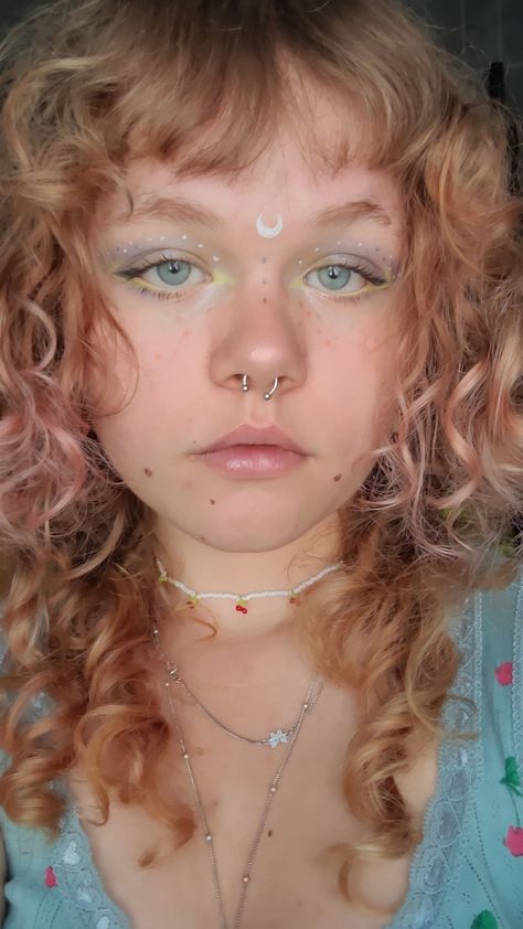 Hippy Makeup Looks 60s, Hippies Make Up, Ten Faire Makeup, Earthy Fairy Makeup, Earthy Girl Makeup, Makeup Ideas Indie, Indie Makeup Aesthetic, Boho Makeup Ideas, Ren Faire Makeup Looks