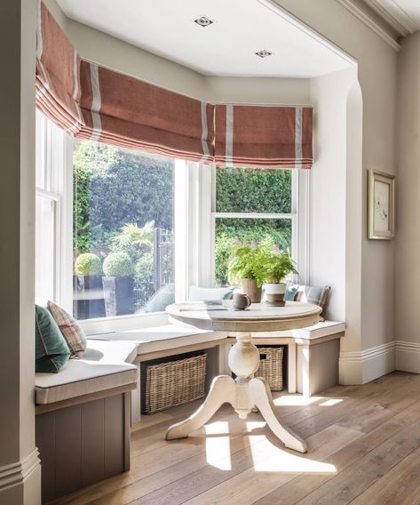 Bay Window Seat Dining Room, Small Bay Window Dining Table, Bay Window Dinning Room Table, Dining Bay Window, Kitchen With Bay Window Layout, Square Bay Window Ideas, Kitchen Bay Window Ideas, Bay Window Dining Area, Kitchen With Bay Window