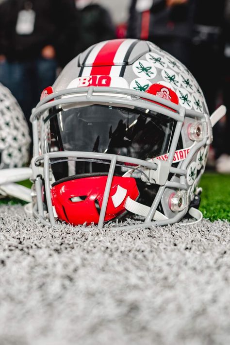 Ohio State Football Wallpaper, Ohio State Helmet, Ohio State Wallpaper, Ohio Buckeyes, Nfl Football Pictures, Buckeye Nation, Uniform Ideas, Ohio State Buckeyes Football, Buckeyes Football