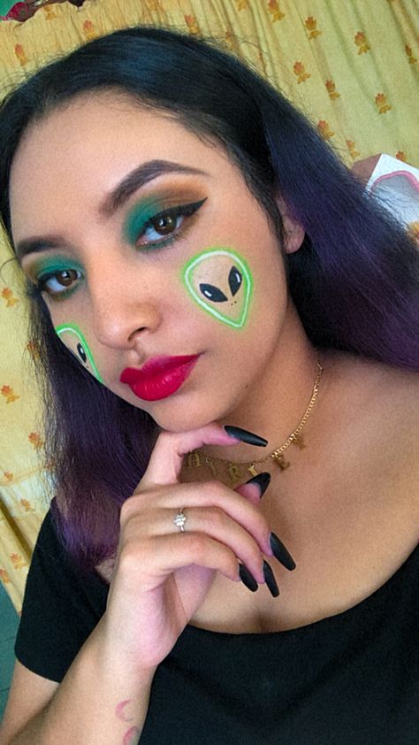 Simple Alien Makeup Looks, Easy Alien Makeup, Alien Face Paint, Wedding Guest Outfit Inspiration, Alien Makeup, Alien Halloween, Paint Inspo, Alien Face, Alien Ship