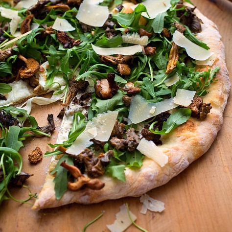 Wild Mushroom Pizza with Arugula & Pecorino Wild Mushroom Pizza, Arugula Pizza, 200 Calorie, 200 Calorie Meals, Healthy Pizza Recipes, 500 Calorie, Mushroom Pizza, Pecorino Romano, Pecorino Cheese