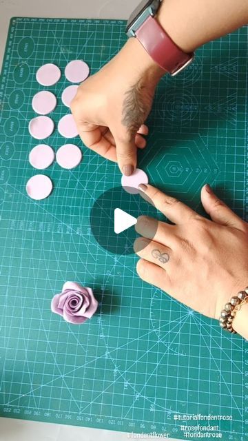 Easy Fondant Roses Tutorial, Fondant Roses Easy, Clay Roses Diy, Fondant Rose Tutorial, Easy Fondant, Clay Roses, Fondant Flower Tutorial, Fondant Rose, Rose Tutorial