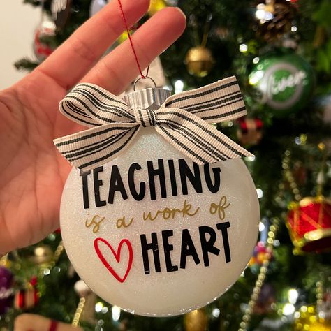 A gift that your kid’s teacher will cherish forever ❤️ #teacher #teachergifts #christmas #christmastree #christmasornament #blackbirdstudio Easy Diy Teacher Christmas Gifts Craft Ideas, Homemade Teacher Ornaments, Co Worker Ornaments, Teacher Ornaments Diy Vinyl, Diy Christmas Ornaments For Teachers, Diy Teacher Ornaments, Diy Teacher Christmas Gifts, Unique Teachers Gift, Teacher Holiday Gifts