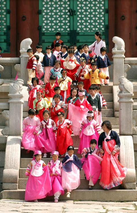 Chuseok Picnic(Korean Thanksgiving Celebration) at Gyeongbokgung Palace  Seoul, South Korea  How cute are they? And I get to take one home! Picnic Korea, Korean Thanksgiving, Gyeongbokgung Palace, Living In Korea, Korean Things, Korean Traditional Dress, Korean Culture, Choi Min Ho, Korean Hanbok