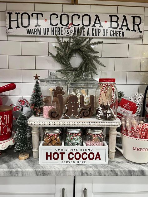 Hot Chocolate Bar For Home, Hot Chocolate Bar Christmas Decor, Hot Cocoa Station Christmas, Christmas Hot Chocolate Station Ideas, Cocoa Bar Station Christmas, Coco Bar Ideas, Christmas Cocoa Bar Ideas, Coco Station, Hot Cocoa Bar Ideas Christmas