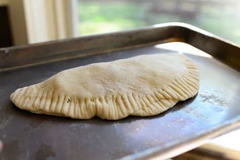 Pioneer Woman's easy pizza pocket / calzone recipe using frozen dinner rolls Pioneer Woman Calzones, Pioneer Woman Pizza Pockets, Easy Calzones, Easy Calzone, Filled Bread, Pizza Pocket, Ree Drummond Recipes, Frozen Dinner Rolls, Frozen Dinner