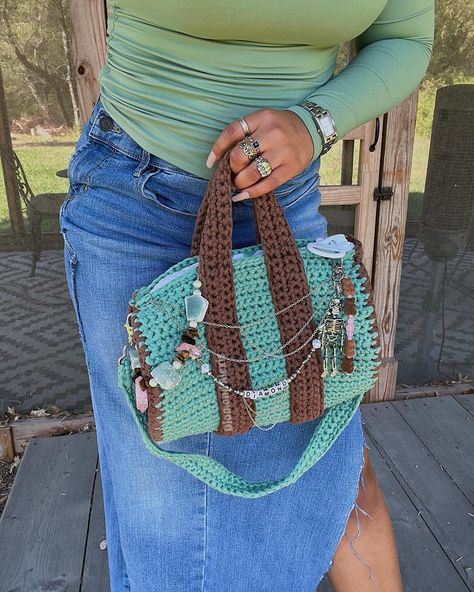 Crochet Duffel Bag 🧚🏽‍♂️ I love this little crochet duffle bag so much 😭 yall have no idea. It took me a bit longer to make it but it was 100% worth it for sure. It’s the size of a handbag. You could take it with you traveling or have it for everyday use. The pattern is simple enough that you could definitely alter it and make it bigger or even smaller. It fits sooo much stuff tho. I included a video clip of a “what fits in my bag” video I did. It cut out but I also had a whole sketchbook ... Crochet Duffel Bag, Crochet Duffle Bag, Crochet Fits, Pool Shoot, Duffle Bag Patterns, Bag Video, Crochet Bag Pattern Free, Knit Ideas, Bag Pattern Free