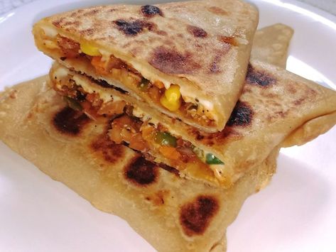 Pizza paratha is a delightful fusion of Indian paratha and Italian pizza that everyone will love. A recipe video is also included. Italian Fusion Food, Paratha Breakfast, Pizza Paratha, Indian Paratha, Stuffed Pizza, Paratha Recipe, Fusion Dishes, Easy Homemade Pizza, Couscous Recipes