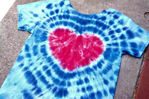 Here's how to make a tie-dye heart shirt - you know you want to! Diy Tie Dye Heart, Cool Tie Dye Patterns, How To Make A Tie, Tie Dye Tutorial, Tie Dye Shirts Patterns, Tye Dye Patterns, Diy Tie Dye Techniques, Diy Tie Dye Designs, Tie Dye Patterns Diy