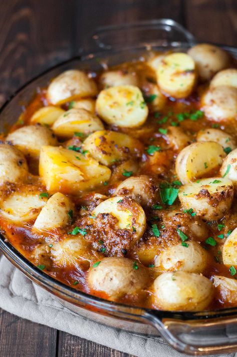 Hearty Vegan Spanish Potatoes - Natural Comfort Kitchen Spanish Potatoes, Gf Bread, Vegan Potato, Vegan Sides, Potato Recipe, Potatoes Recipe, Vegetarian Cooking, Vegan Cooking, Vegan Foods