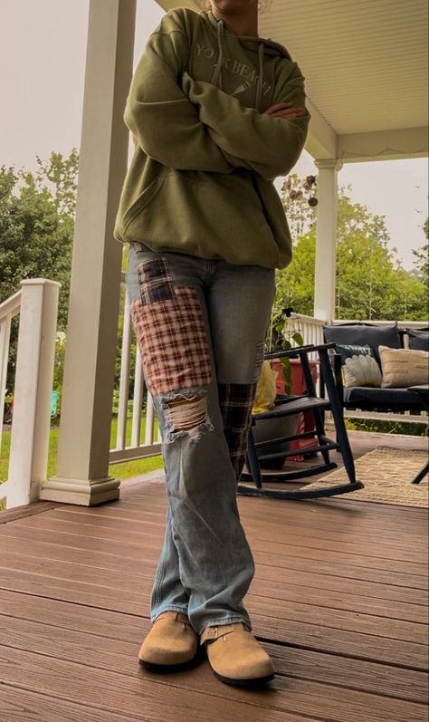 Casual Birkenstock Boston Outfit, Lumberjack Style Women Outfit, Midwest Core Outfits, Tan Birkenstock Clogs Outfit, Tshirt Outfit Fall, Bostons Birkenstock Outfit, Winter Birkenstock Outfit, Outfits With Boston Birkenstocks, Overalls Outfit Fall