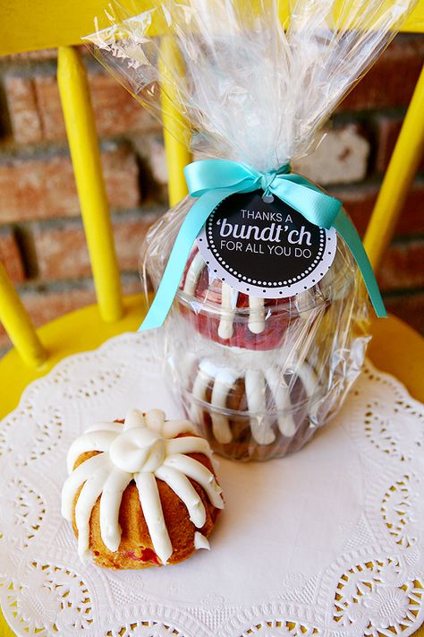 Free printable tag for those mini bundt cakes!  Perfect teacher or friend gift. @eighteen25 www.skiptomylou.org Teacher Cakes, Teacher Appreciation Printables, Volunteer Gifts, Mini Bundt Cakes, Free Printable Tags, Teacher Cards, Teacher Printable, Think Food, Gift Cake