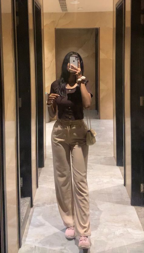 #ootd #fashion #mirrorselfies #faceless #aesthetic Faceless Mirror Selfie, Faceless Aesthetic, Mirror Video, Brown Mirror, Driving Pictures, Pitch Deck, Brown Girl, Pretty Selfies, Ootd Fashion