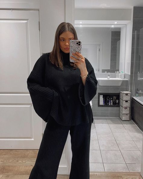 Pretty lavish black ribbed knit loungewear set. Fluted sleeves, wide leg. Cosy at home outfit. Mirror selfie. Knit Trousers Outfit, Knit Pants Outfit, Outfit Mirror Selfie, Ribbed Knit Pants, Knit Loungewear Set, Black Trousers Casual, Fluted Sleeves, At Home Outfits, Pretty Lavish