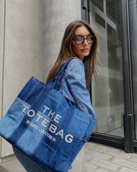 Tiffany's Jewelry, Denim Outfit Women, Double Denim Outfit, Tote Bag Outfit, Tote Outfit, Bag Outfit, Marc Jacobs Tote, Denim Tote Bags, Double Denim