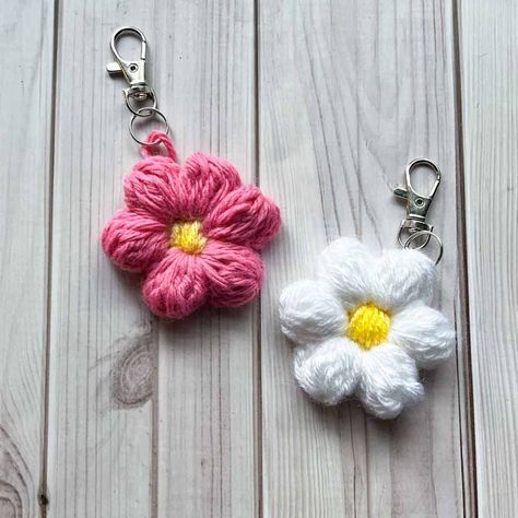 Crochet Flower Keychain Pattern Crochet Key Chains Free Pattern Flower, Simple Crochet Keychain, Crochet Daisy Keychain, Mini Crochet Flowers, Crochet Flower Keychain, Crochet Keychain Ideas, Keychain Pattern, Crochet Flowers Easy, Crochet Heart Pattern