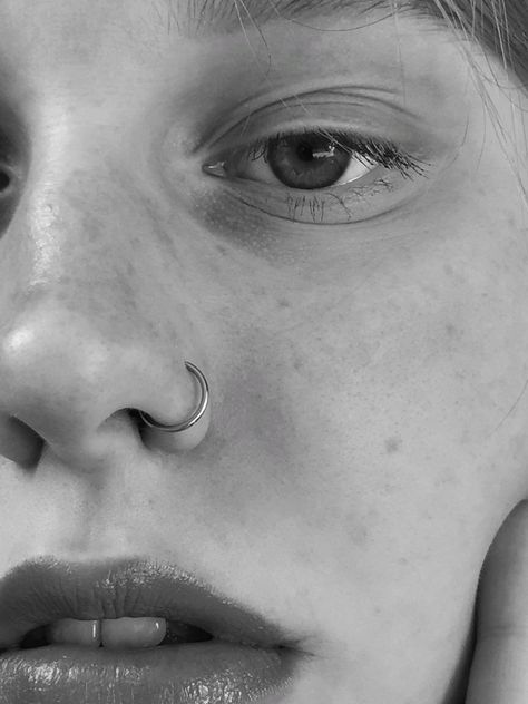 Pierced Nose Aesthetic, Pearsings Nose, Noes Pericing, Nostril Piercing Ring, Nose Piercing Aesthetic, Piercings Nose, Unique Nose Rings, Cute Nose Piercings, Nostril Piercing