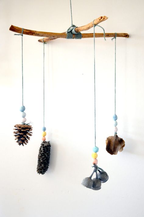 Make a Nature Mobile for Kids With Gathered Materials + Air Dry Clay Mobile Kids, Nature Mobile, Make Clay Beads, Mobiles For Kids, Mobile Craft, Make A Mobile, Diy Baby Mobile, Nature Walk, Diy Mobile