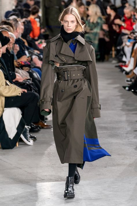 Sacai Fall 2019 Ready-to-Wear Collection - Vogue Fall Fashion Coats, Persian Fashion, 가을 패션, Fashion Show Collection, Fashion Over 50, Vogue Paris, Womens Fashion Trends, Look Fashion, Online Womens Clothing