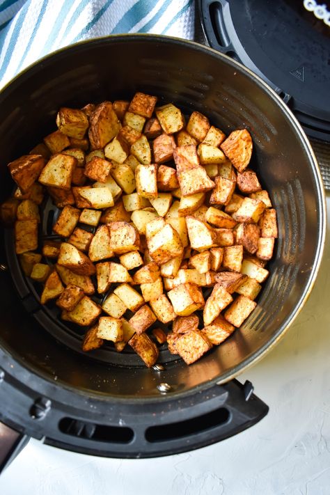 Crispy Air Fried Potatoes: Healthy Whole30 Comfort Food - Beauty and the Bench Press Air Fried Potatoes, Paleo Comfort Food, Air Fry Potatoes, Hashbrown Recipes, Air Fryer Oven Recipes, Air Fry Recipes, Air Fryer Dinner Recipes, Healthy Comfort Food, Air Fryer Recipes Easy