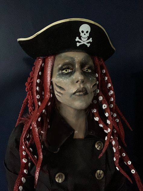 By @shellbangerz Scary Pirate Halloween Costumes, Pirate Skeleton Makeup, Dead Pirate Makeup Women, Ghost Pirate Makeup, Zombie Pirate Makeup, Scary Pirate Costume, Halloween Pirate Makeup, Zombie Pirate, Dead Pirate Makeup