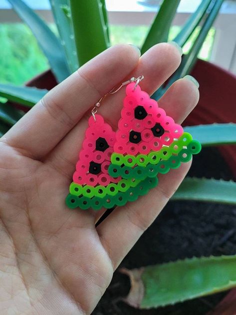 Perler Bead Earrings, Mini Watermelon, Mini Hama Beads, Melt Beads Patterns, Hamma Beads Ideas, Easy Perler Bead Patterns, Melty Bead Patterns, Pixel Beads, Easy Perler Beads Ideas